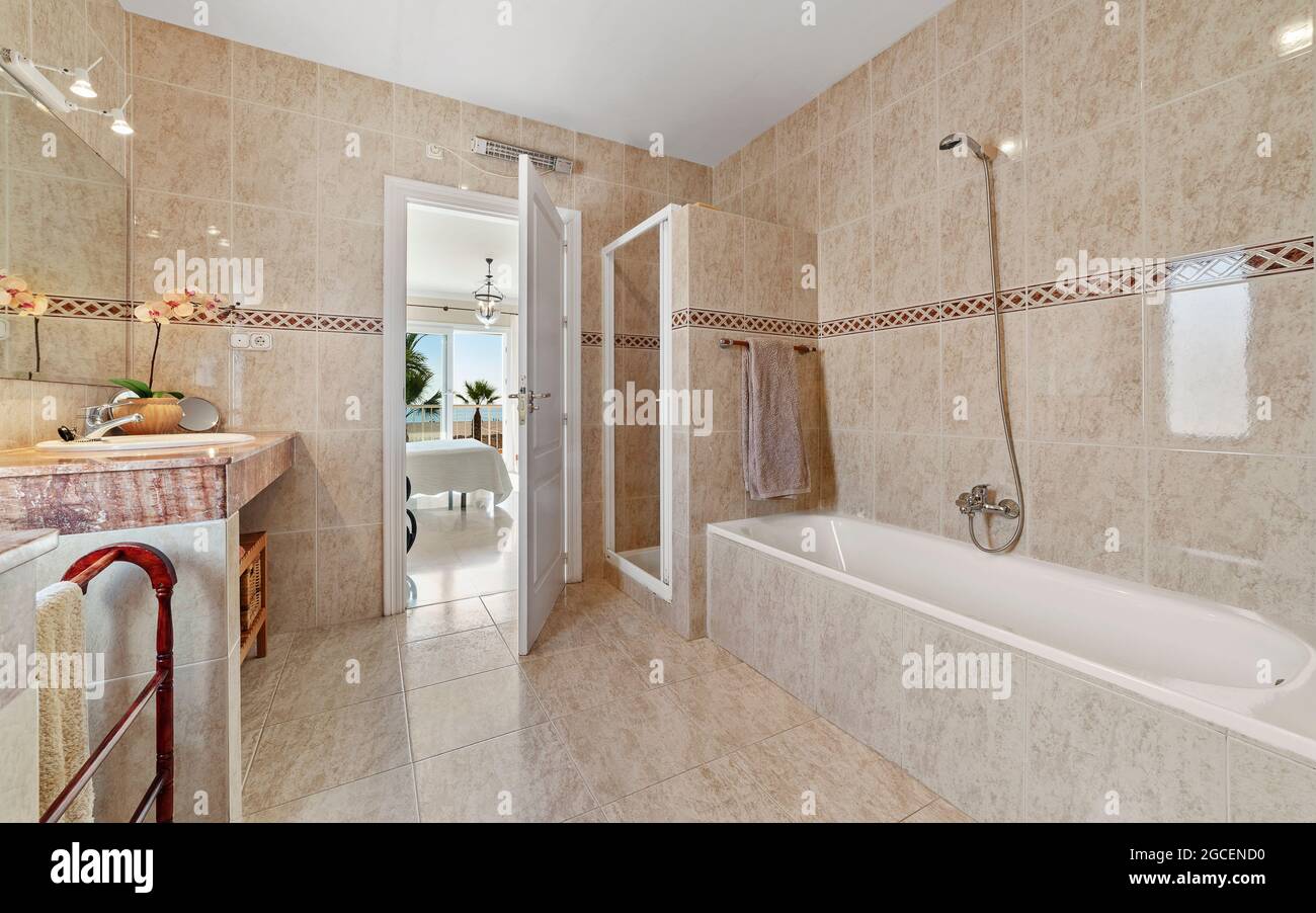 Badezimmer, Strandhaus in Vera, Provinz Almeria, Region Andalusien, Spanien. Stockfoto