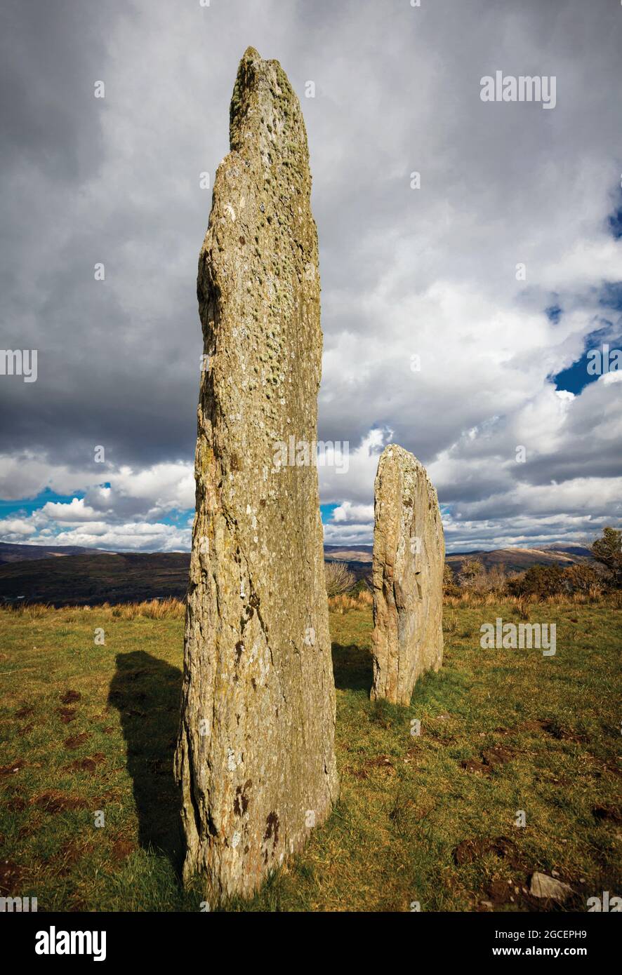 Zwei stehende Steine im bronzezeitlichen Kealkill- oder Kealkil-Steinkreis, Grafschaft Cork, West Cork, Republik Irland. Irland. Stockfoto