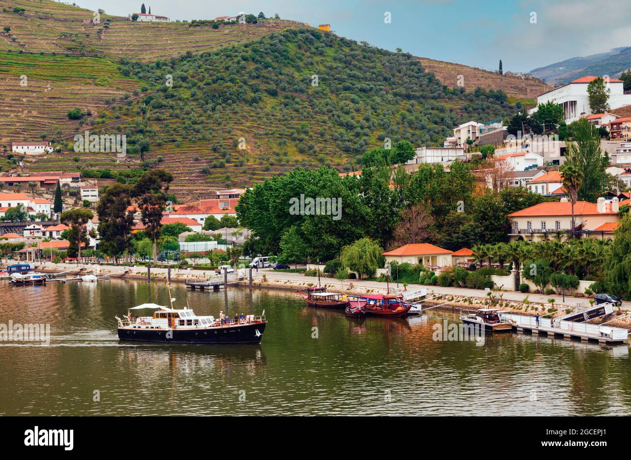 Ausflugsboot auf dem Douro River, Pinhao, Vila Real District, Portugal. Die Weinregion Alto Douro ist ein UNESCO-Weltkulturerbe. Stockfoto