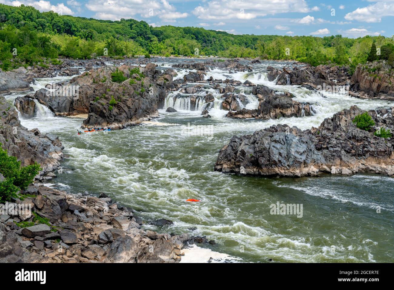 Orange Kayak hat sich in den Stromschnellen eines wilden Flusses umgedreht Stockfoto