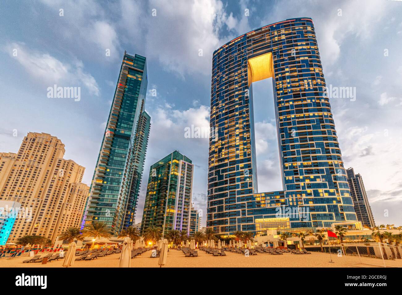 Zahlreiche Wolkenkratzer mit Hotels und Wohngebäuden an der Golfküste in Dubai. Konzept der Erholung und Gewerbeimmobilien Stockfoto