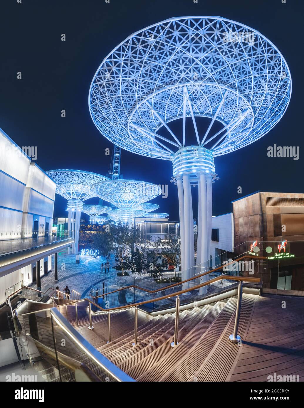 22. Februar 2021, Dubai, VAE: Beliebte Touristenattraktion in Dubai - Neon futuristische Superbäume aus glühendem Metall auf Blue Waters Island. Stockfoto 22. Februar 2021, Dubai, VAE: Beliebte Touristenattraktion in Dubai - Neon futuristische Superbäume aus glühendem Metall auf Blue Waters Island. Stockfoto