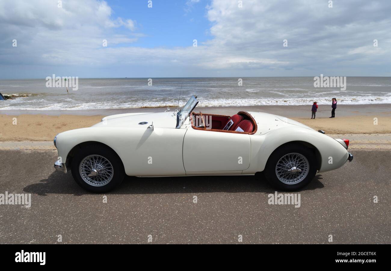 Classic White MGA-Parkplatz am Strandpromenade und Meer im Hintergrund. Stockfoto