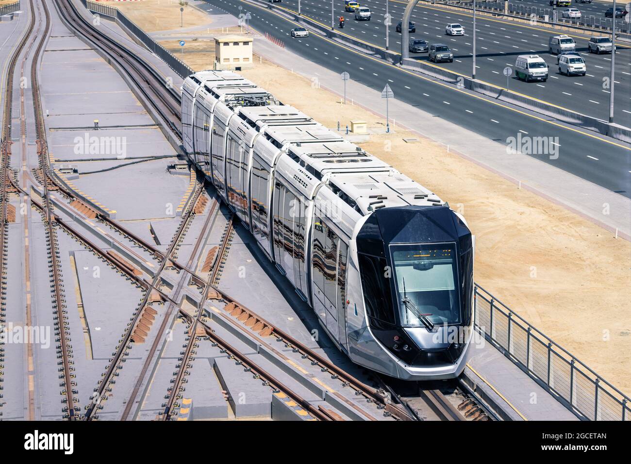 Hightech Moderne automatisierte Straßenbahnfahrten auf dem Sheikh Zayed Highway in Dubai, Luftaufnahme. Konzept der Umflechtung von öffentlichem Verkehr und Eisenbahn Stockfoto