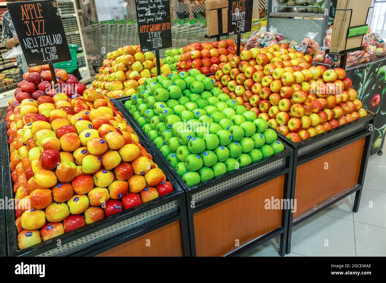 23. Februar 2021, Dubai, VAE: Verschiedene Apfelsorten in den Supermarktregalen der Obstabteilung Stockfoto