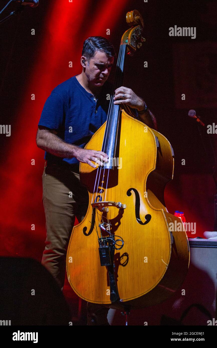 Madison, USA. August 2021. Bob Crawford von den Avett Brothers treten am 7 2021. August auf der Bühne auf der Sylvee in Madison, Wisconsin, auf (Foto: Daniel DeSlover/Sipa USA) Quelle: SIPA USA/Alamy Live News Stockfoto