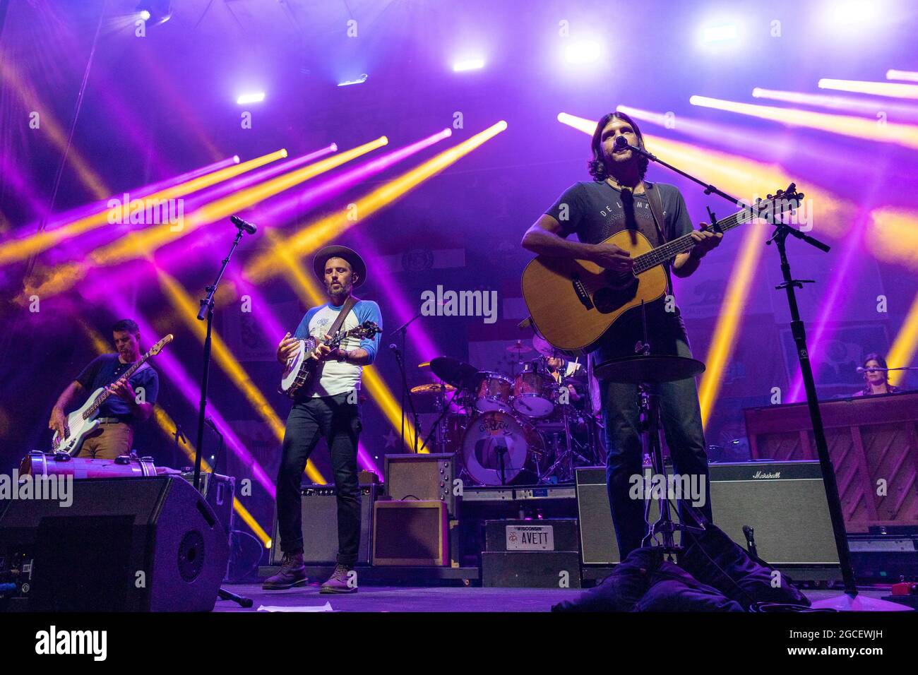 Madison, USA. August 2021. Bob Crawford, Scott Avett und Seth Avett von den Avett Brothers treten am 7 2021. August auf der Sylvee in Madison, Wisconsin, auf (Foto von Daniel DeSlover/Sipa USA) Quelle: SIPA USA/Alamy Live News Stockfoto