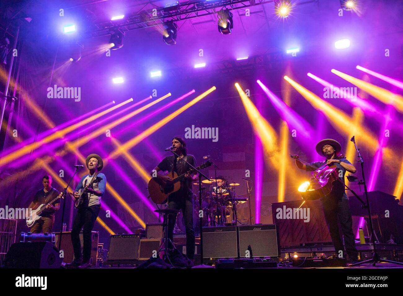 Madison, USA. August 2021. Bob Crawford, Scott Avett, Seth Avett, Mike Marsh und Joe Kwon von den Avett Brothers treten am 7 2021. August auf der Sylvee in Madison, Wisconsin, auf (Foto von Daniel DeSlover/Sipa USA) Quelle: SIPA USA/Alamy Live News Stockfoto