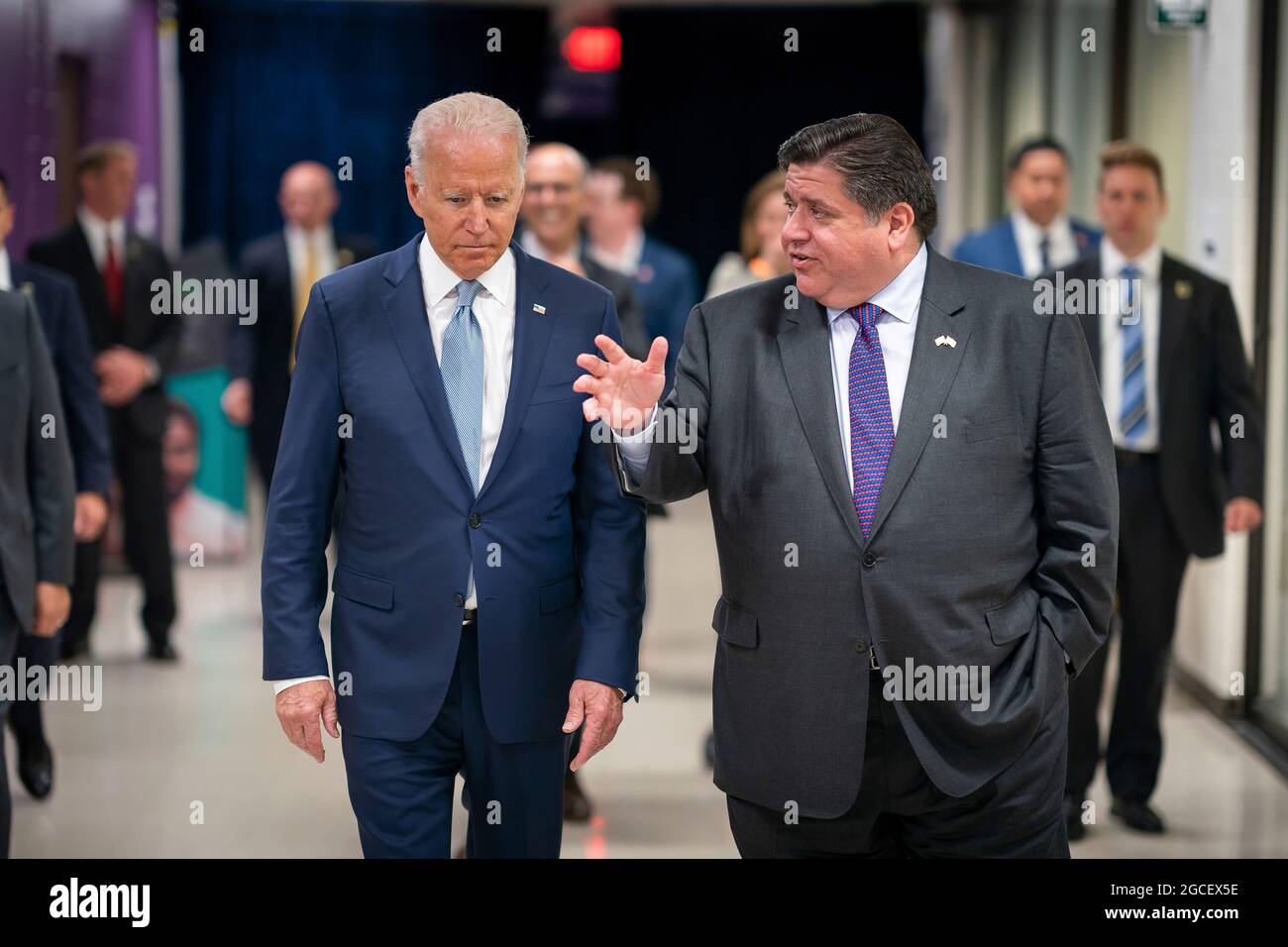 Präsident Joe Biden spricht mit dem Gouverneur von Illinois, J.B. Pritzker, Mittwoch, 7. Juli 2021, am McHenry County College in Crystal Lake, Illinois. (Offizielles Foto des Weißen Hauses von Adam Schultz) Stockfoto