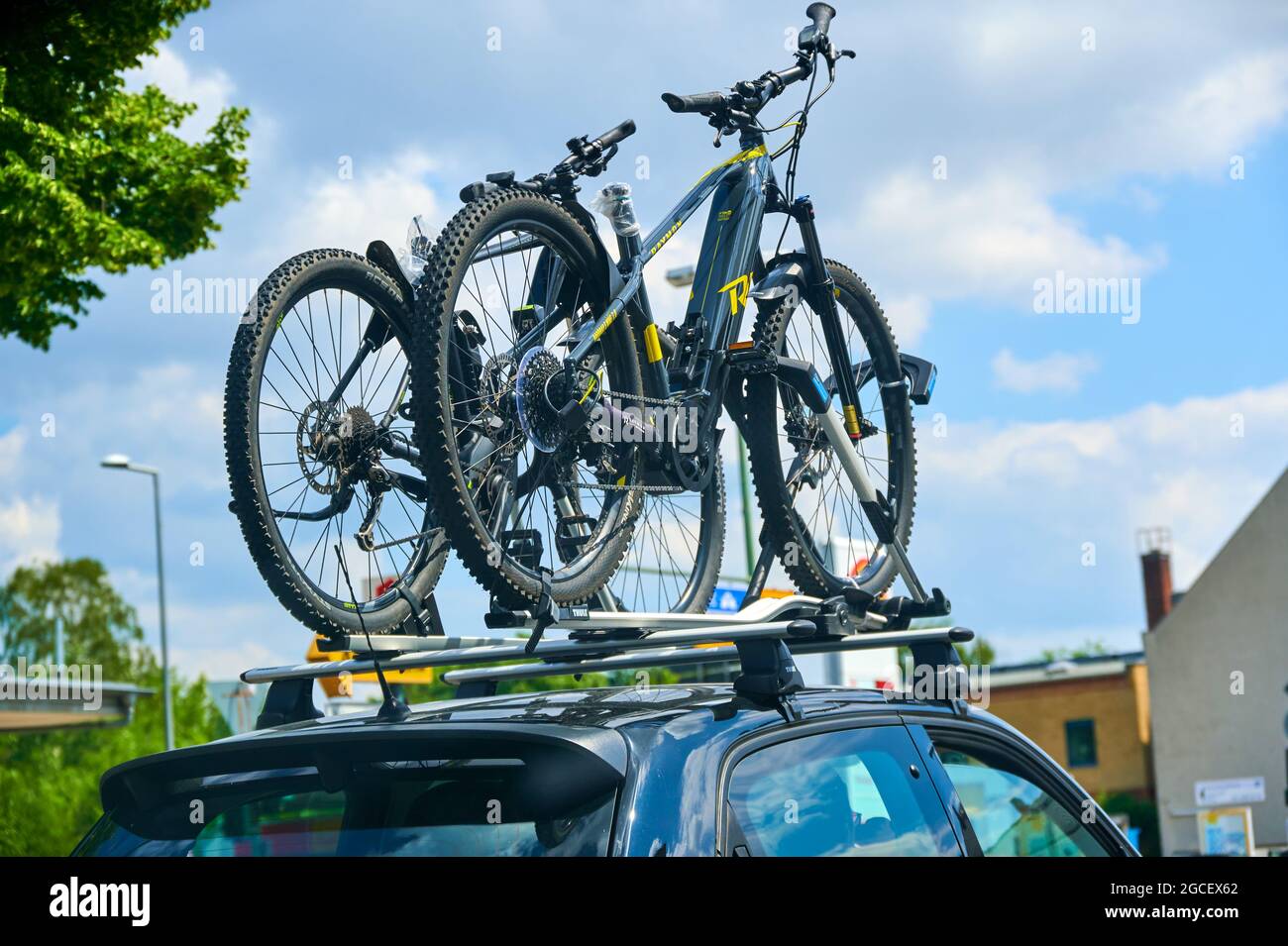 Berlin, Deutschland - 3. Juli 2021: Auto mit einem oben angebrachten  Fahrradträger und zwei darauf montierten Fahrrädern Stockfotografie - Alamy