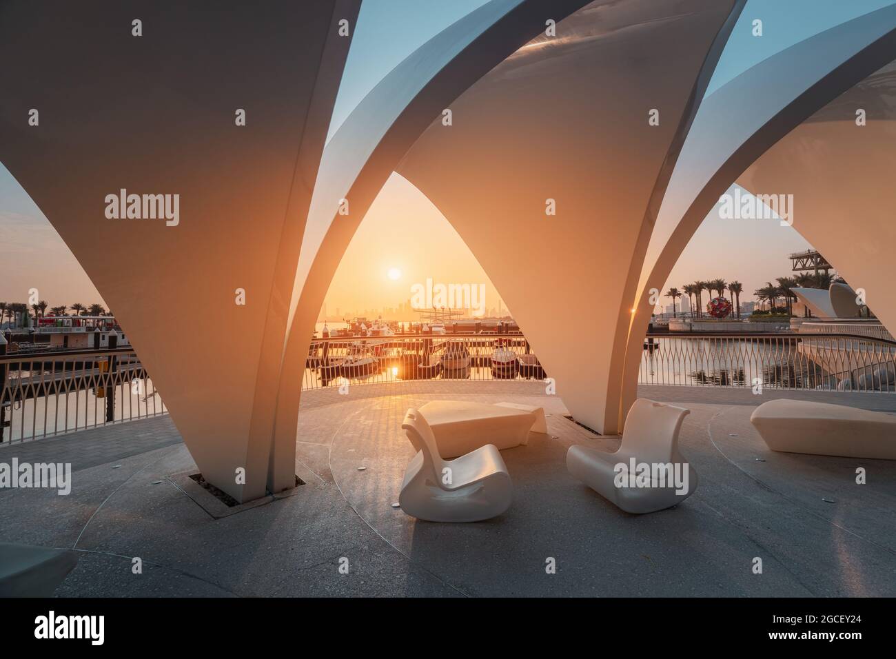 Weißer Muschelbogen mit Perlen im neuen Dubai Creek Marina Harbour. Stadtentwicklung und Reiseziele in den VAE Stockfoto