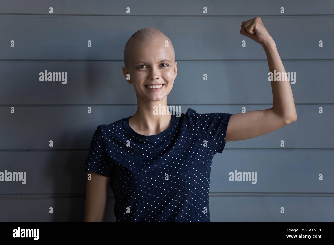 Glücklicher, starker Krebs-Überlebender, der Krankheit besiegt und den Kampf um das Leben gewonnen hat Stockfoto