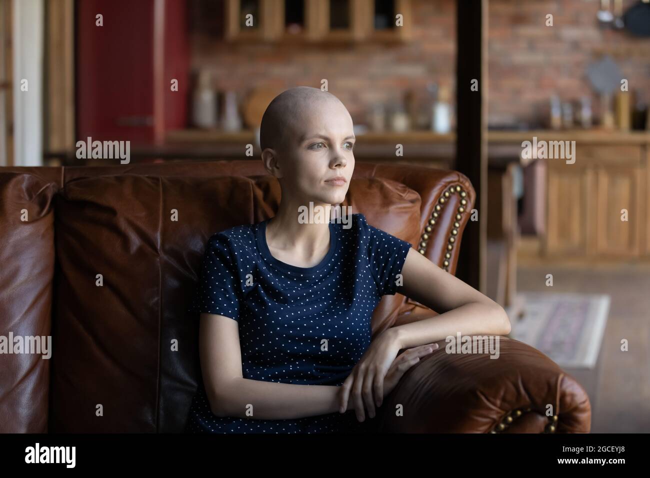 Ernsthafte frustrierte junge haarlose Frau müde von der Bekämpfung von Krebs Stockfoto
