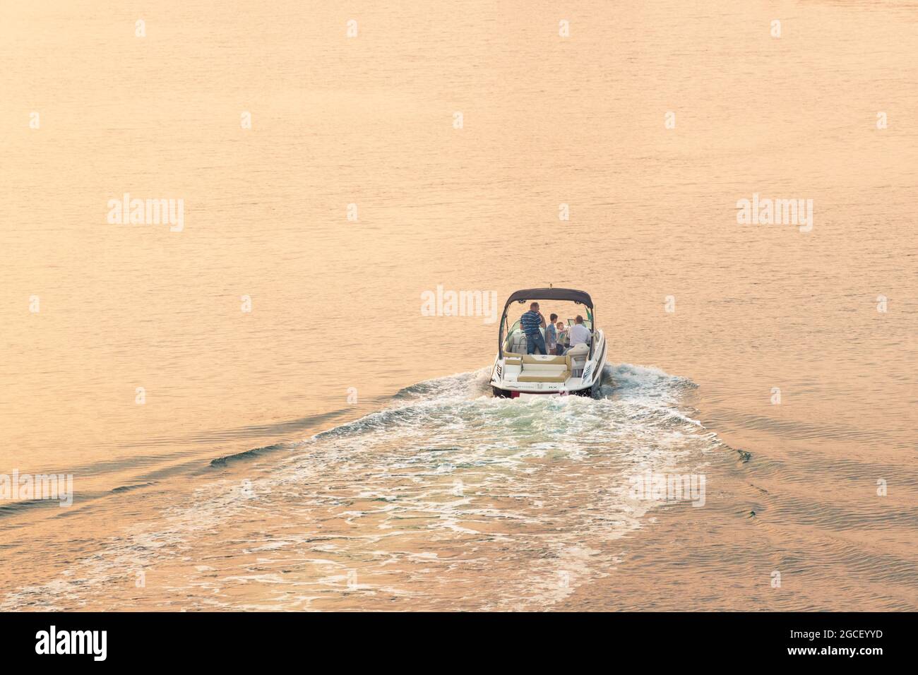 23. Februar 2021, Dubai, VAE: Ein kleines Motorboot segelt entlang des Dubai-Kanals, um den Sonnenuntergang an einem Wochenende zu beobachten und sich zu entspannen Stockfoto