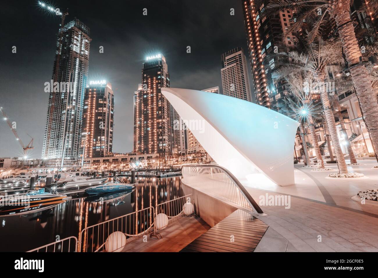 24. Februar 2021, Dubai, VAE: Weißer Muschelbogen und Hotel- und Wohngebäude im neuen Marina Harbour von Dubai Creek. Stadtentwicklung und Reisen Stockfoto