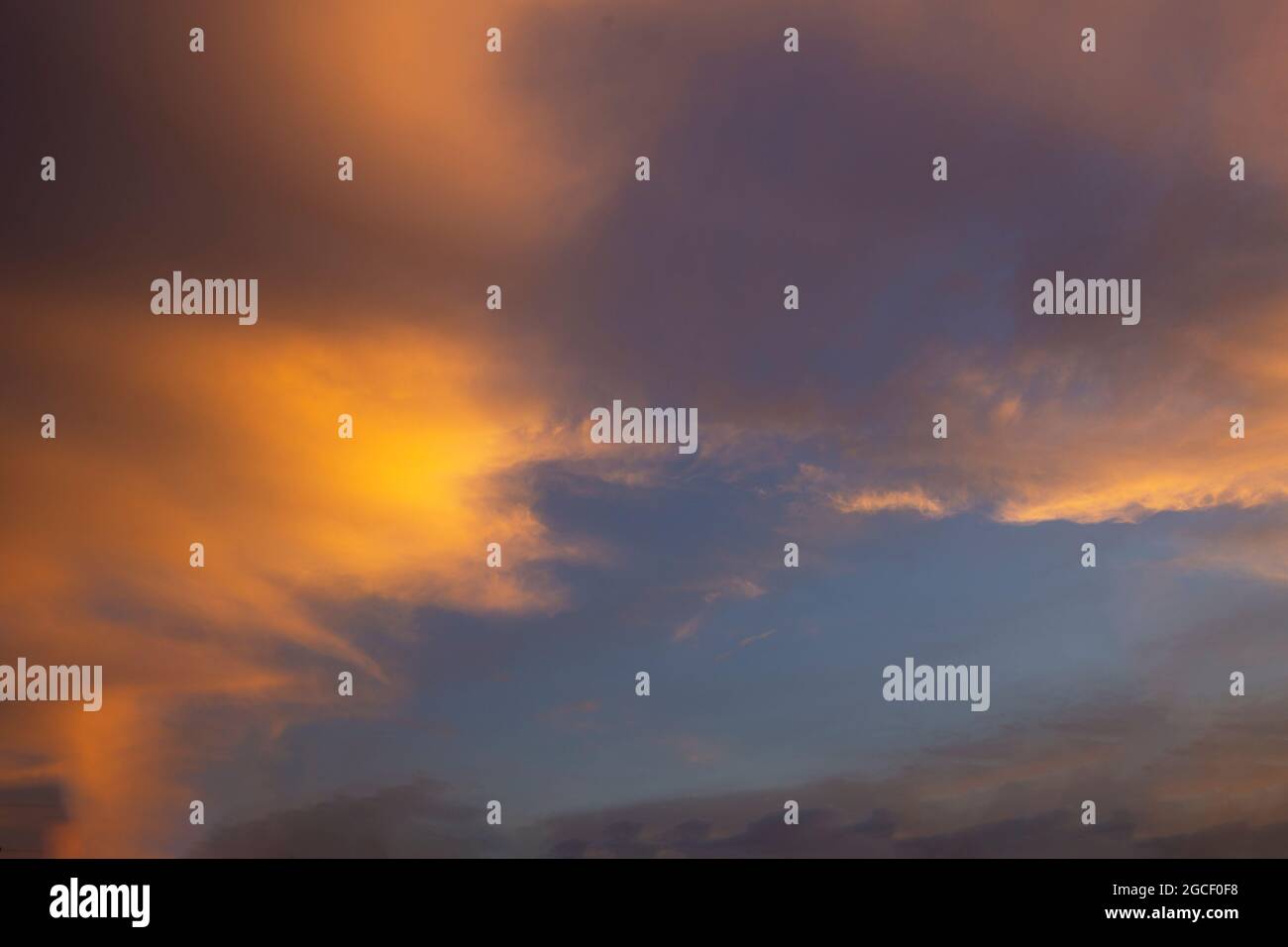 Ein wunderschöner und lebendiger Sonnenuntergang mit brillanten Farben machen dieses Bild zu einem fantastischen Bild, das mit dem Photoshop Sky Replacement-Tool verwendet werden kann. Stockfoto