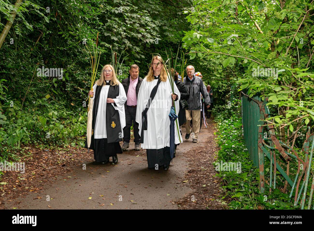 Warrington, Großbritannien. August 2021. Die alte Tradition von Lymm Rushbearing wurde mit einer Prozession aus dem Dorfzentrum wiederbelebt, die sich gegen 4 Uhr in der Nähe des Unteren Staudamms versammelt und dann den Dingle verarbeitet. Das Festival endete mit einem Gottesdienst in der St. Mary's Church Credit: John Hopkins/Alamy Live News Stockfoto