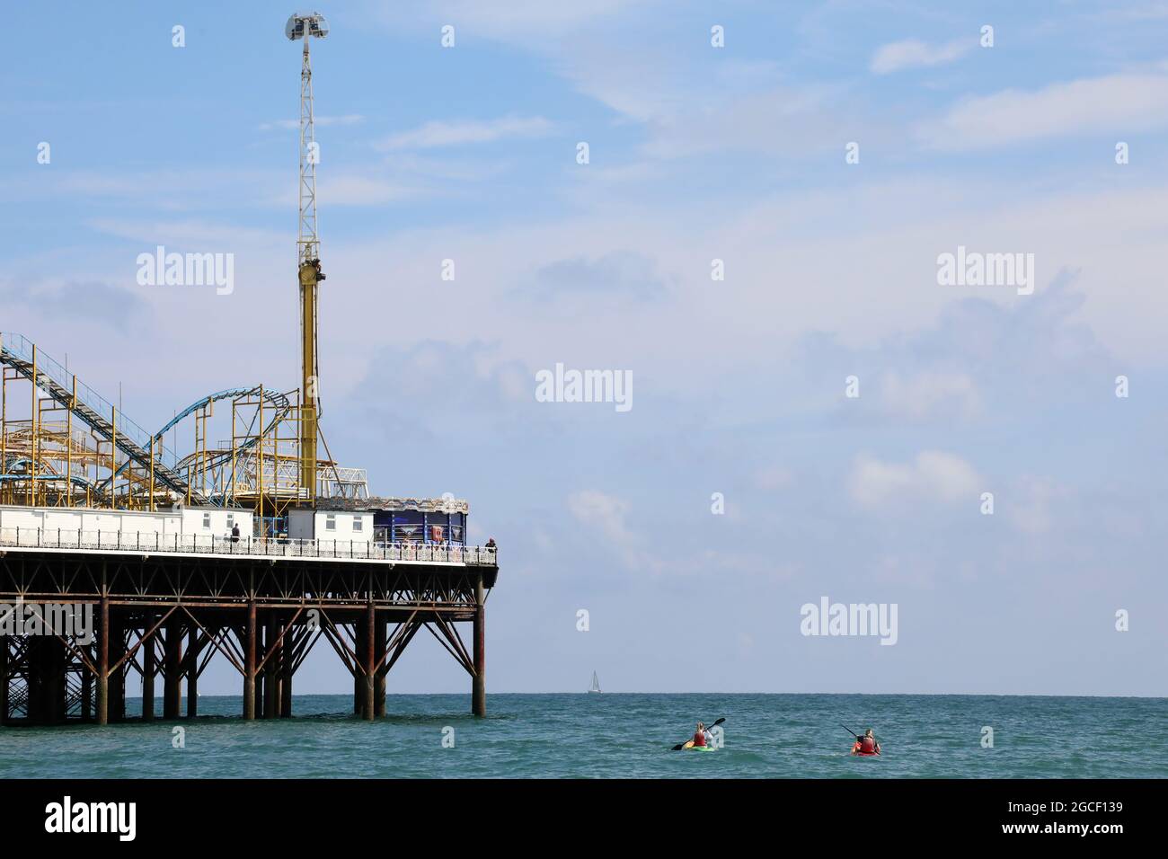 2021 08 03: Kajakfahrer paddeln am Brighton Palace Pier vorbei Stockfoto