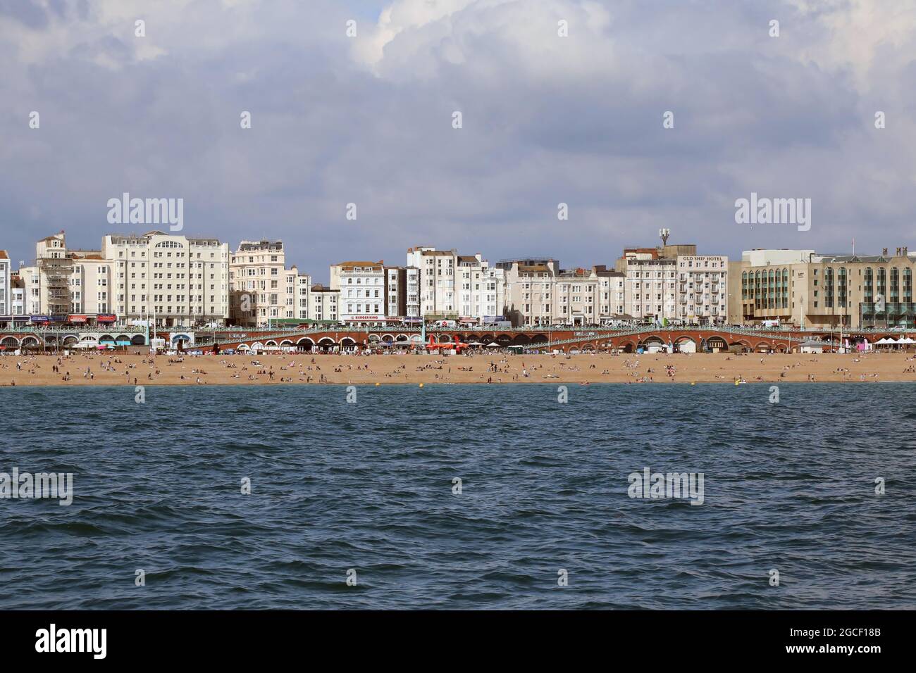 Der Strand und die Strandpromenade von Brighton an der Südküste von England, Großbritannien Stockfoto