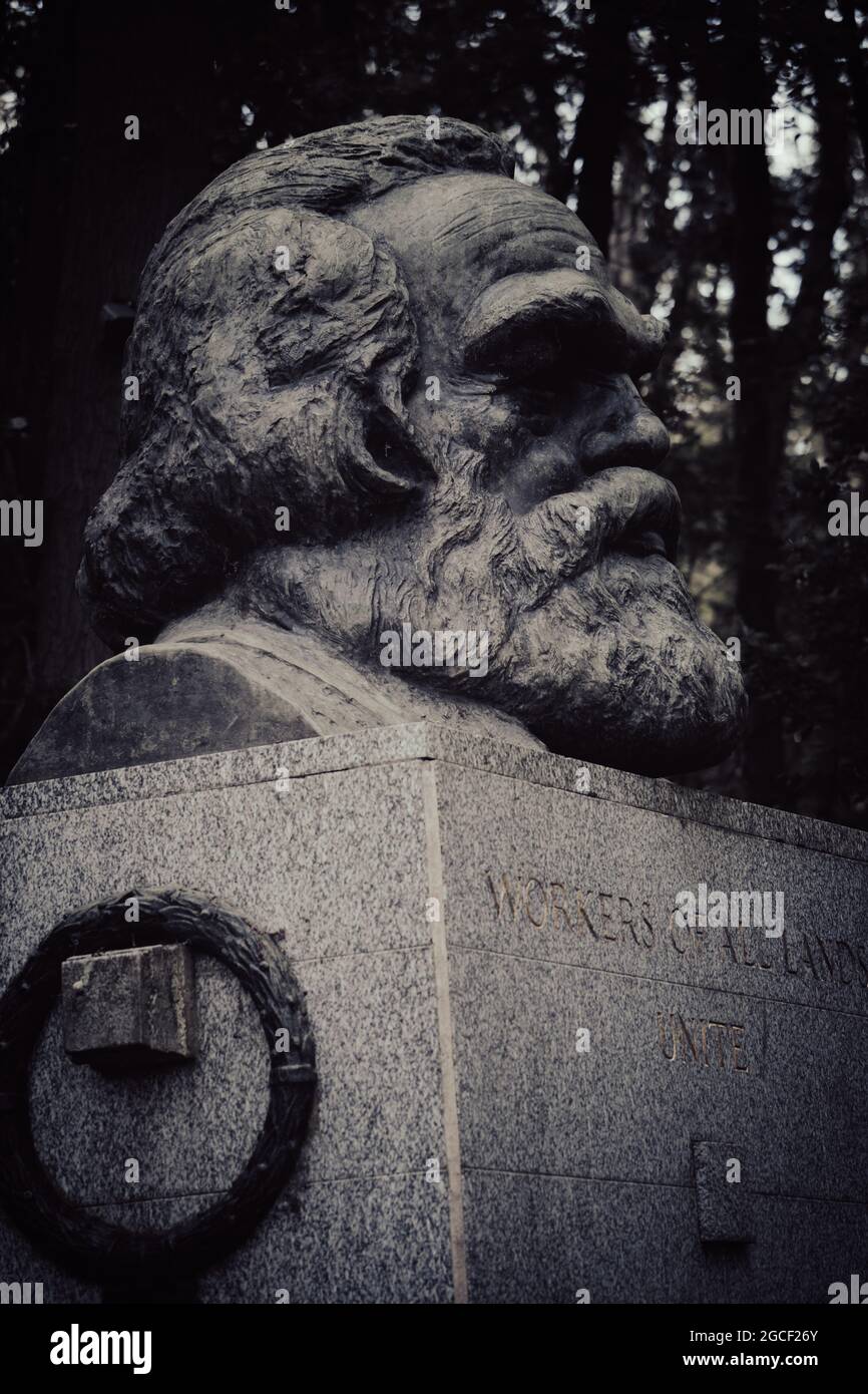 Karl-Marx-Gedenkbüstenskulptur auf dem Londoner Highgate-Friedhof Stockfoto