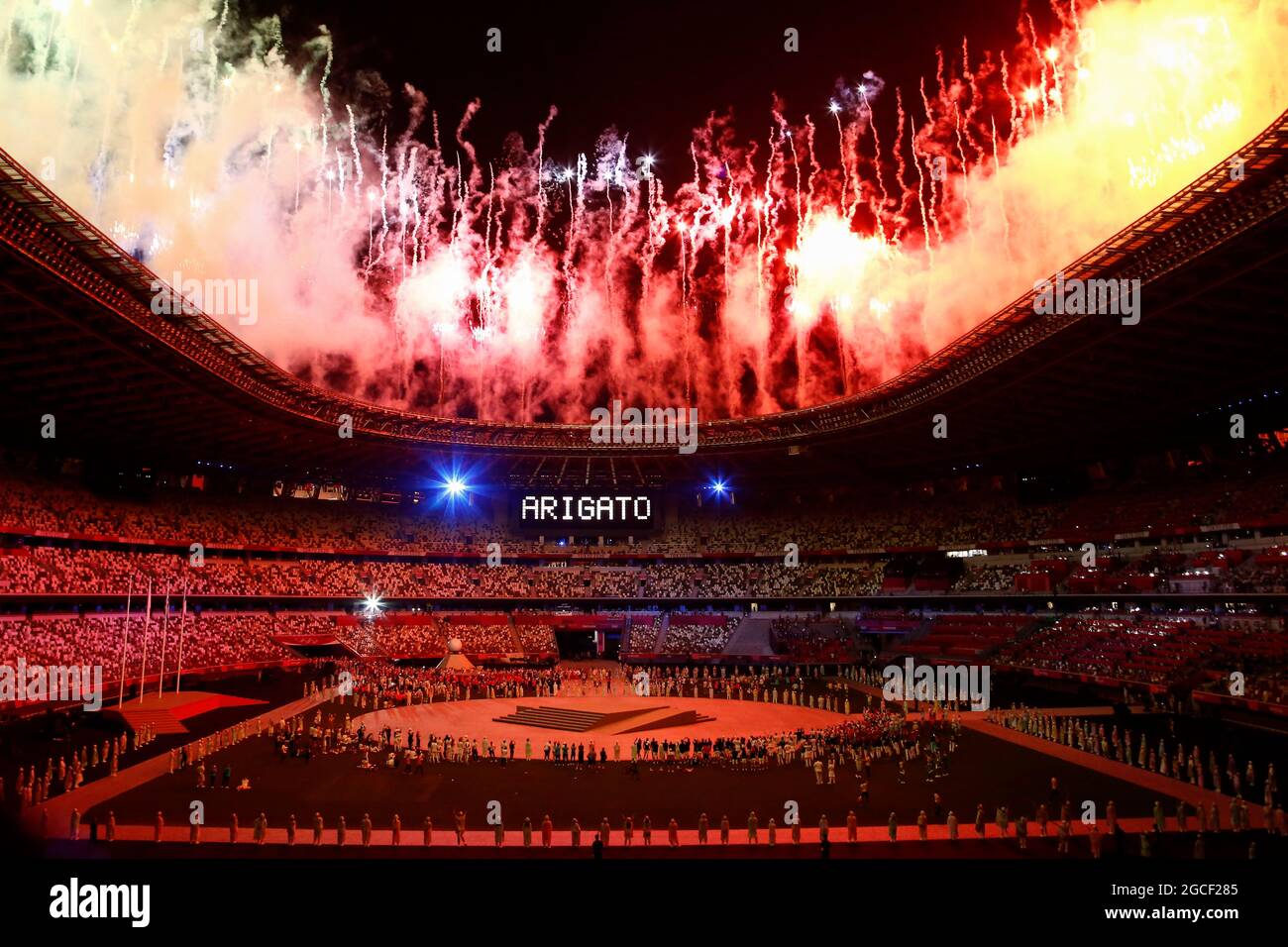 Tokio, Japan. August 2021. Während der Abschlusszeremonie der Olympischen Spiele 2020 in Tokio explodieren Feuerwerke über dem Olympiastadion. (Bild: © Rodrigo Reyes Marin/ZUMA Press Wire) Stockfoto