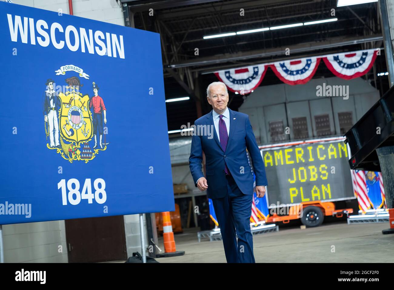 Präsident Joe Biden kommt am 29. Juni 2021 zu einer Rede zum überparteilichen Infrastrukturrahmen auf dem Municipal Transit Utility La Crosse in La Crosse, Wisconsin. (Offizielles Foto des Weißen Hauses von Adam Schultz) Stockfoto