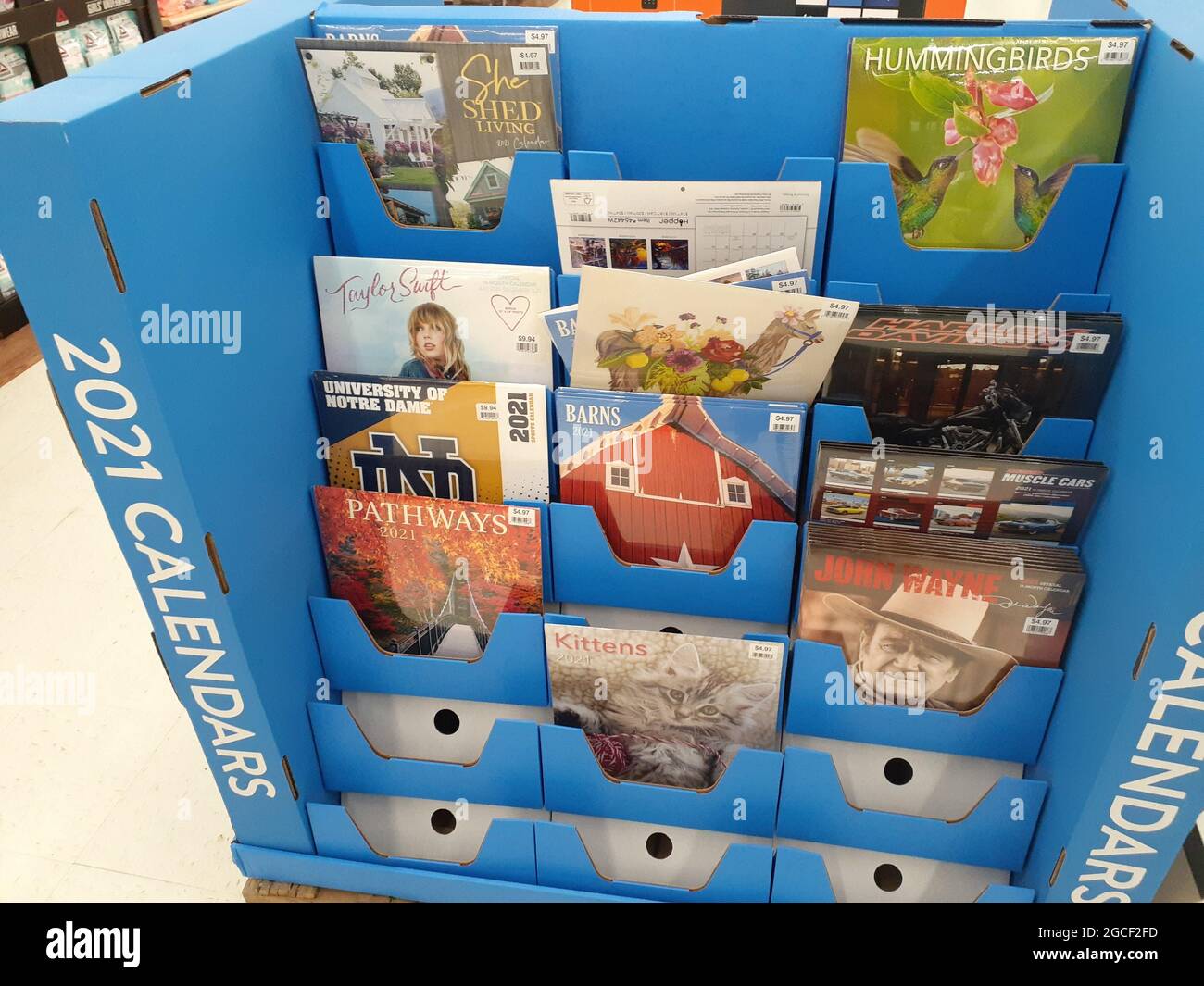 INDIANAPOLIS, USA - 09. Feb 2021: Eine Nahaufnahme verschiedener Kalender zum Kauf Stockfoto