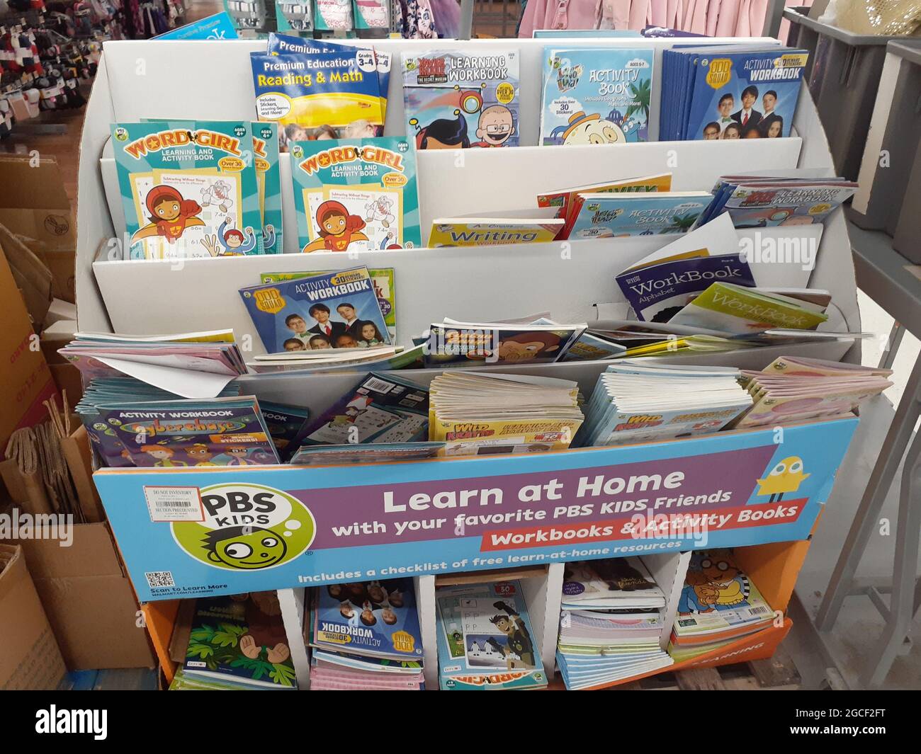 INDIANAPOLIS, USA - 09. Feb 2021: Eine Nahaufnahme verschiedener Kalender zum Kauf Stockfoto