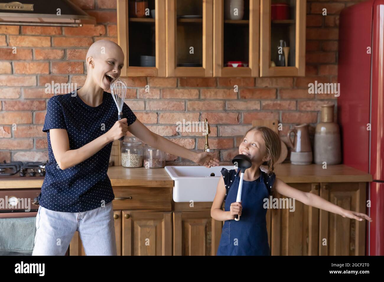 Glücklich Krebs Mutter und kleine Tochter Mädchen Spaß zusammen Stockfoto