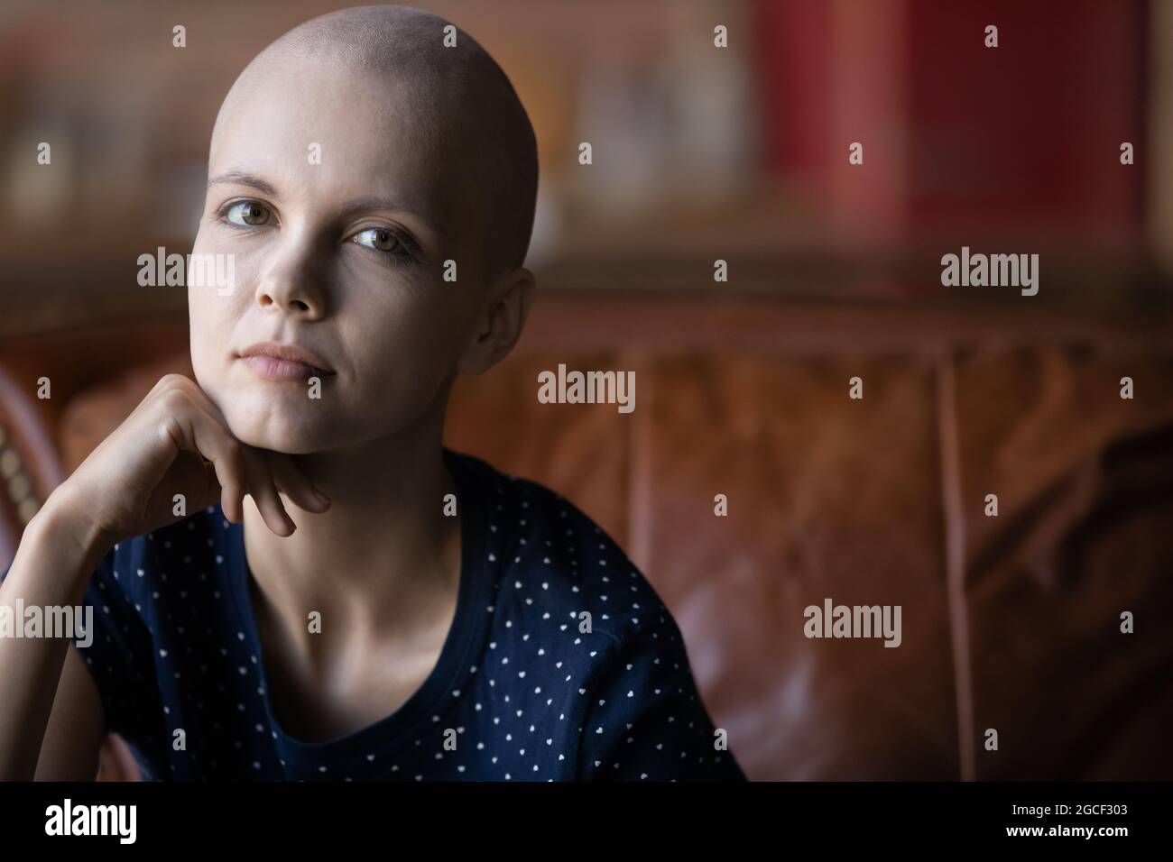 Ernsthafte nachdenkliche krank haarlose Krebs-Patienten Porträt Stockfoto