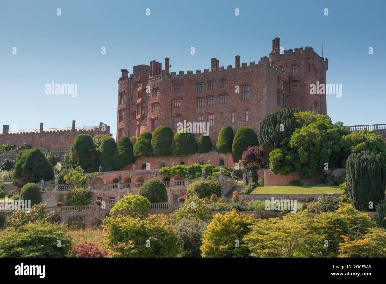 Blick auf das Schloss und die Gärten von Powis Castle, Wales - ein Ntional Trust-Hotel. Stockfoto