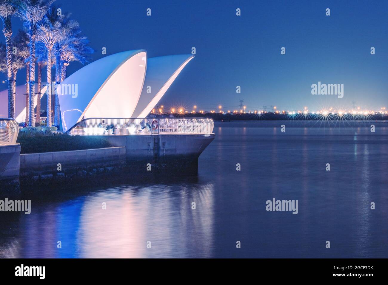 Weißer Muschelbogen im neuen Yachthafen von Dubai Creek. Stadtentwicklung und Reiseziele in den VAE Stockfoto