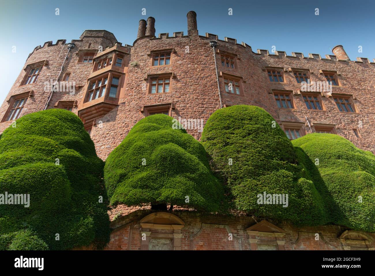 Blick auf das Schloss und die Gärten von Powis Castle, Wales - ein Ntional Trust-Hotel. Stockfoto