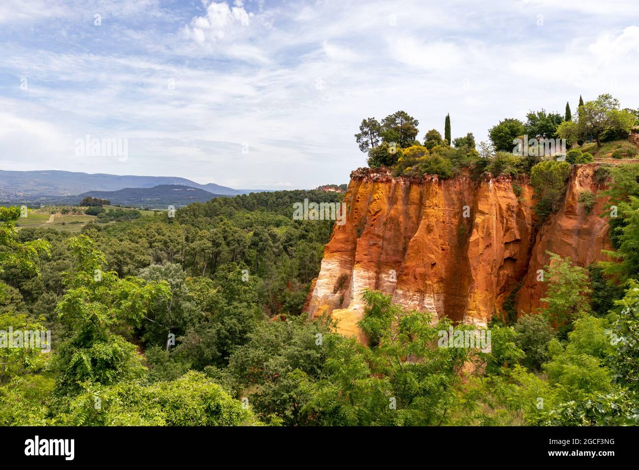 Die ockerfarbenen Klippen des Dorfes Roussillon in Luberon, Provence, Südfrankreich Stockfoto