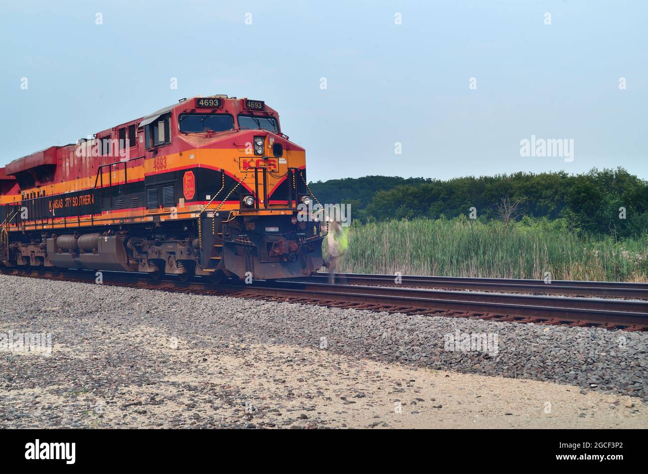 Hoffman Estates, Illinois, USA. Ein Dirigent präsentiert sich geisterhaft, als er an Bord einer Güterzuglokomotive steigt. Stockfoto