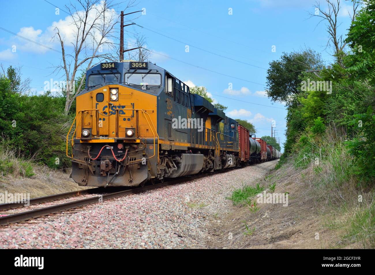 Burlington, Illinois, USA. Ein Güterzug der Canadian National Railway, der von Offroad-CSX-Transportlokomotiven im Nordosten von Illinois geleitet wird. Stockfoto