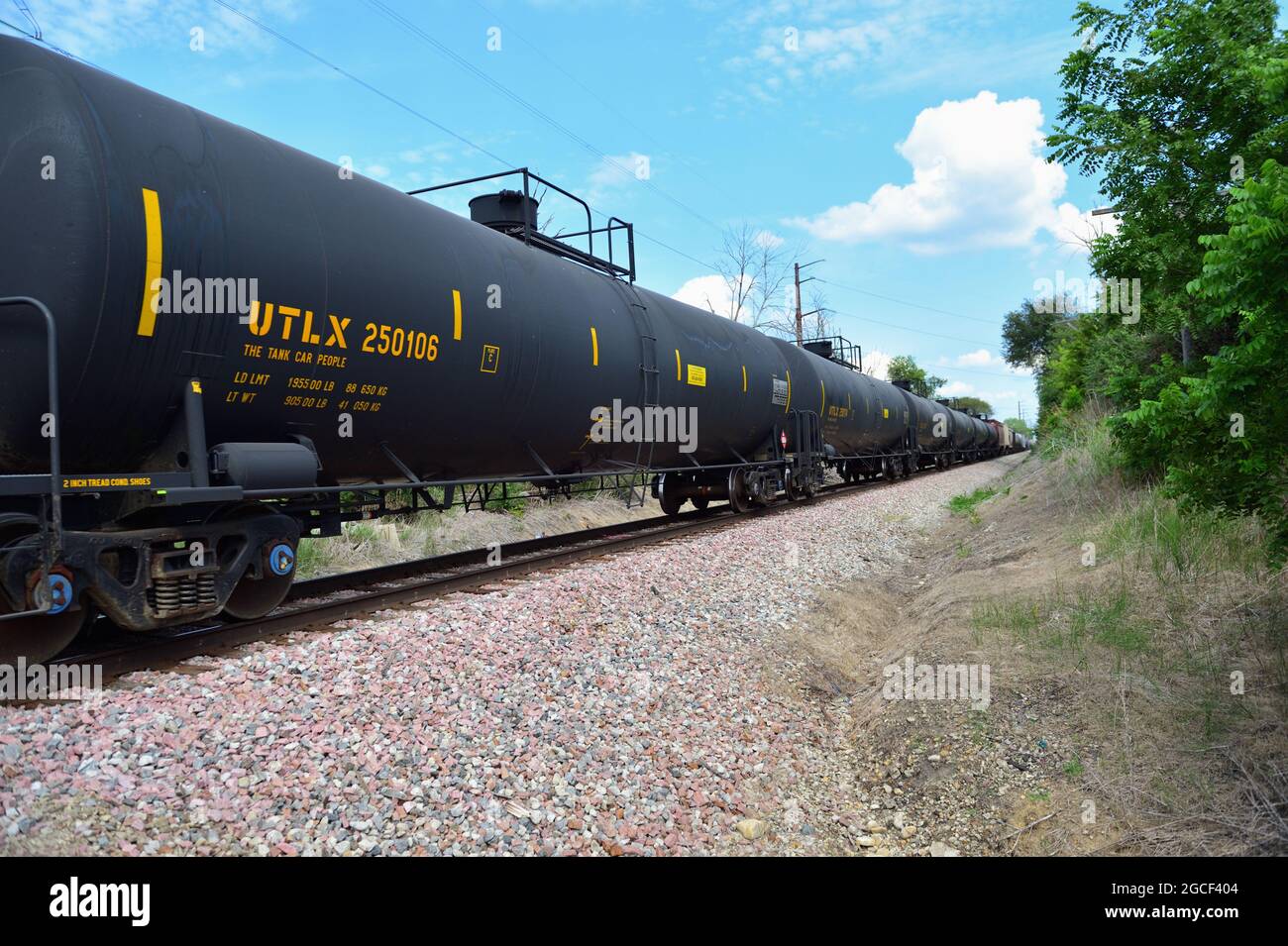 Burlington, Illinois, USA. Ein Güterzug mit einer großen Anzahl von Tankwagen fährt durch den Nordosten von Illinois auf einer Reise nach Westen nach Iowa. Stockfoto