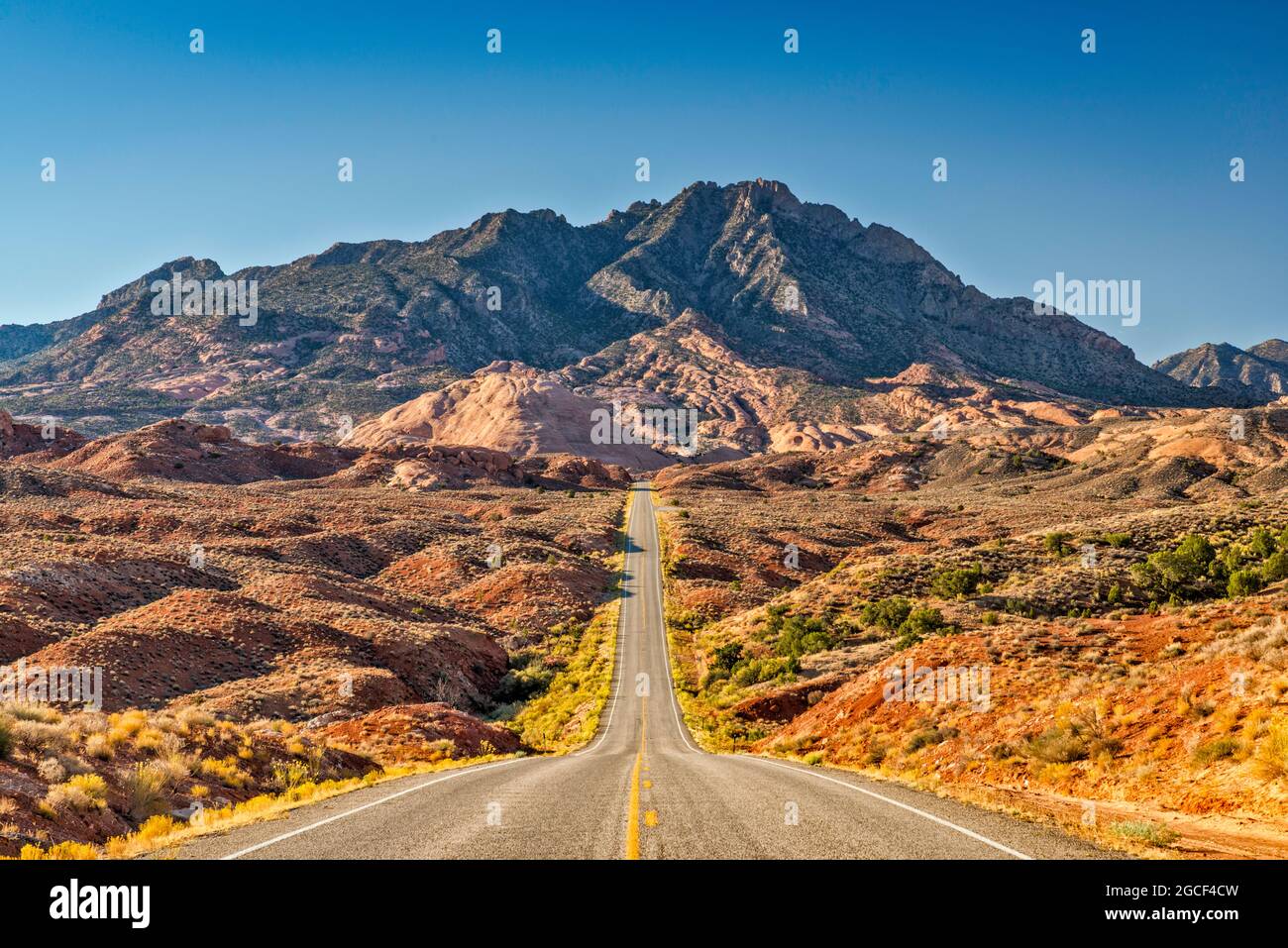 Mount Holmes, Little Rockies, Henry Mountains, Blick bei Sonnenaufgang aus Utah 276, Henry Mountains, nahe Ticaboo, Utah, USA Stockfoto