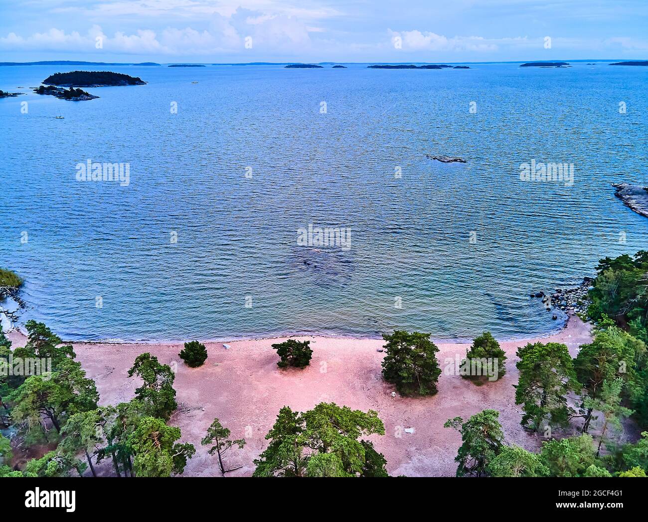 Björkö Naturschutzgebiet am Abend mit Torpes und einem flachen Sandstrand im Stockholmer Archipel Stockfoto