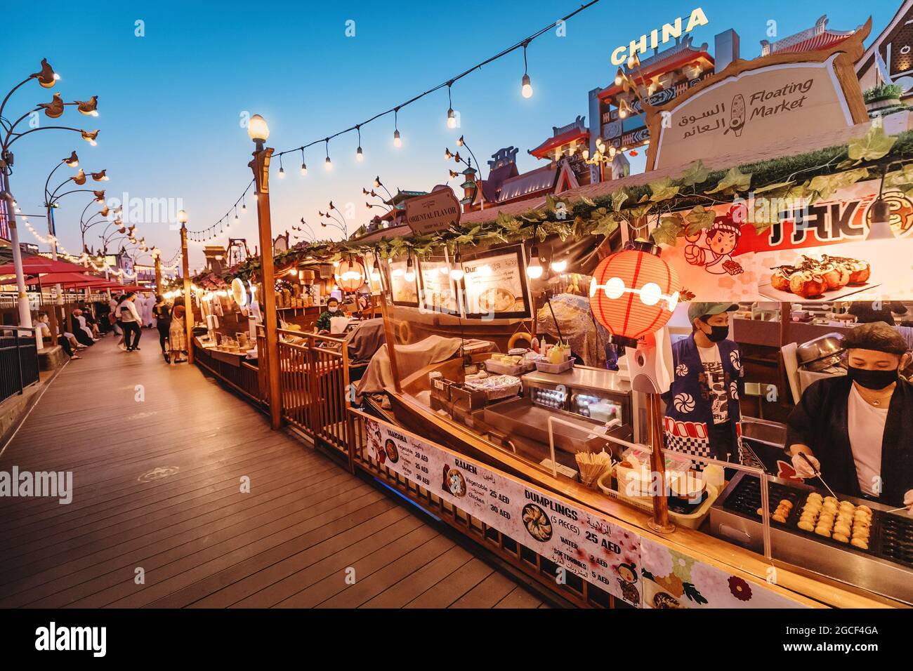 26. Februar 2021, VAE, Dubai: Traditionelle thailändische Küche in einem schwimmenden Restaurant mit Street Food im globalen Dorf Dubai Stockfoto