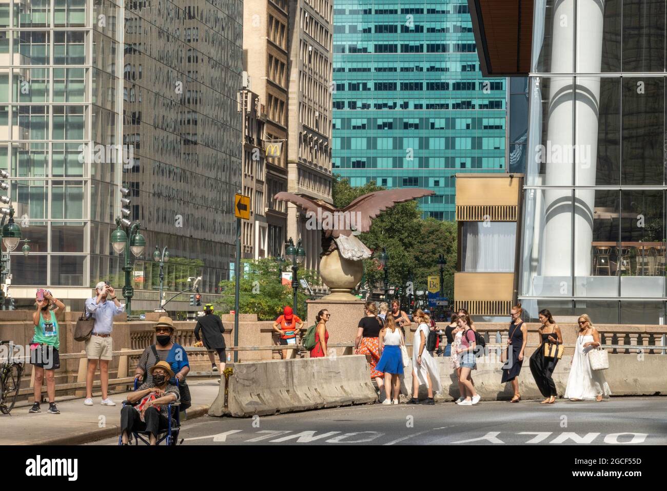 Menschen gehen auf dem Park Avenue Viaduct während der City Streets , 2021, NYC, USA Stockfoto