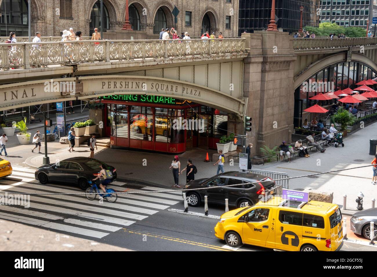 Pershing Square ist ein lebhafter Platz neben dem Grand Central während der City Streets, 2021, NYC, USA Stockfoto