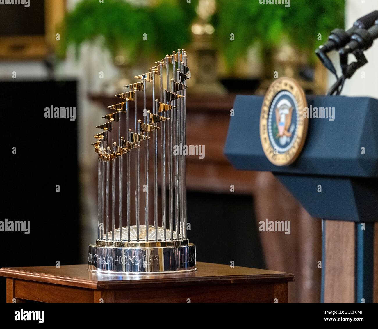 Die Commissioner’s Trophy wird während der Rede von Präsident Joe Biden zur Feier der 2020 Baseballweltmeister, der Los Angeles Dodgers, am Freitag, den 2. Juli 2021, im East Room des Weißen Hauses gezeigt. (Offizielles Foto des Weißen Hauses von Adam Schultz) Stockfoto