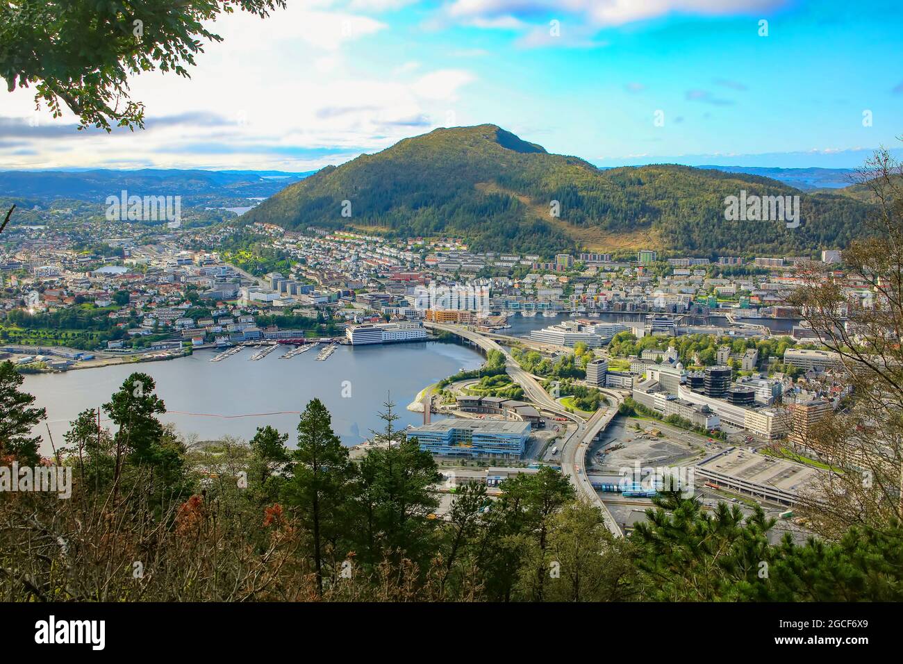 Blick von der Spitze der Standseilbahn Floibanen und des Berges Fløyen. Panoramablick auf die Stadt, mit Gebäuden, Fjorden und Bergen, Bergen, Norwegen. Stockfoto
