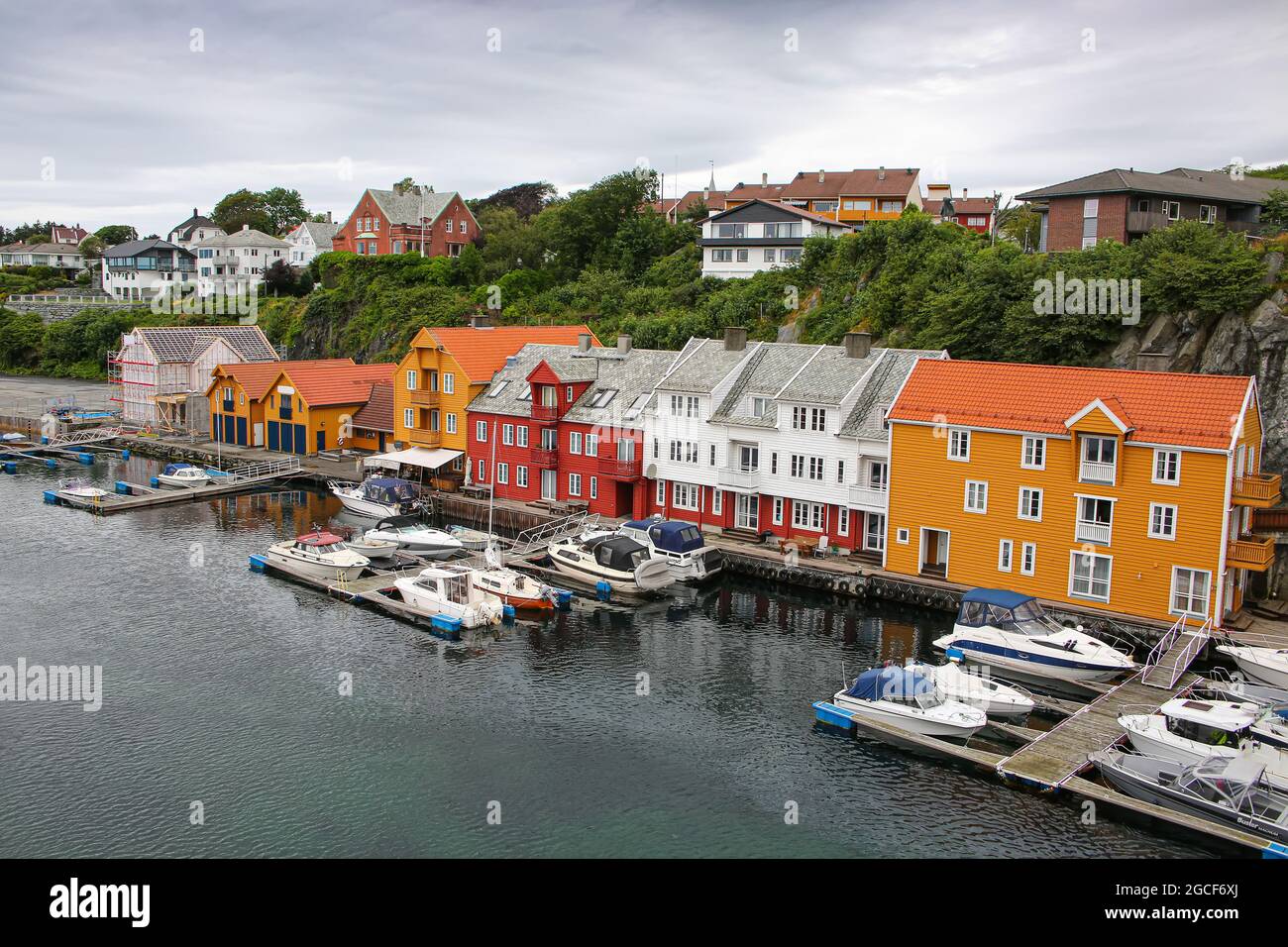 Traditionelle Holzgebäude entlang der Uferpromenade und des Yachthafens. Smedasundet Gebiet und Fluss im Zentrum der Stadt. Haugesund, Norwegen. Stockfoto
