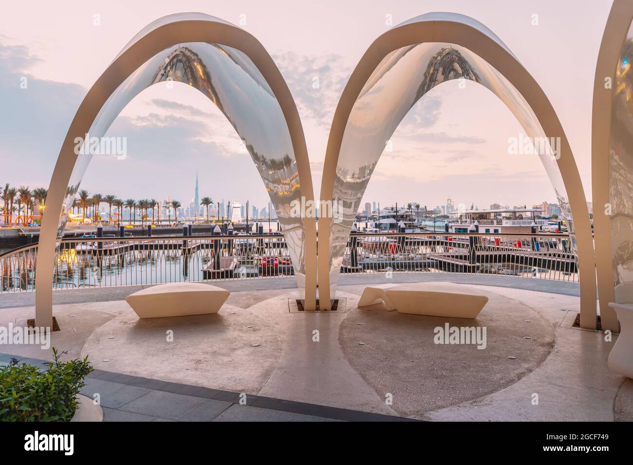 Weißer Muschelbogen mit Perlen im neuen Dubai Creek Marina Harbour. Stadtentwicklung und Reiseziele in den VAE Stockfoto