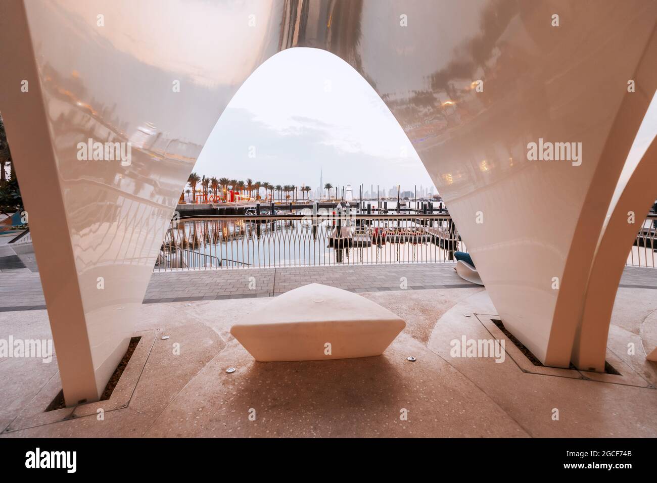 Weißer Muschelbogen mit Perlen im neuen Dubai Creek Marina Harbour. Stadtentwicklung und Reiseziele in den VAE Stockfoto
