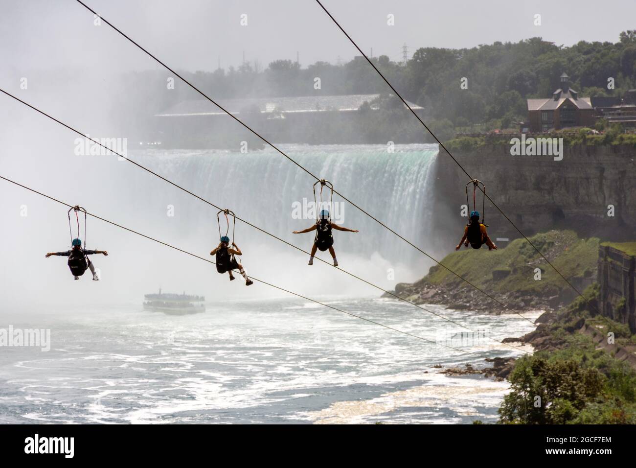 Niagara Falls Zipline-Fahrer müssen während der globalen Pandemie Masken tragen. Stockfoto