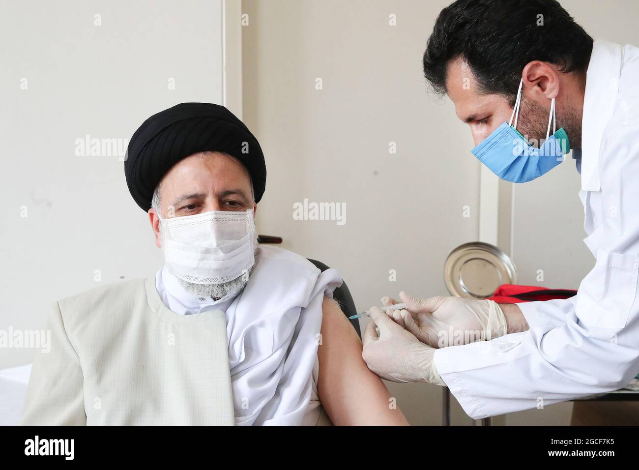 Teheran, Teheran, Iran. August 2021. Auf diesem Foto, das von der offiziellen Website des Büros der iranischen Präsidentschaft veröffentlicht wurde, erhält Präsident EBRAHIM RAISI seine erste Aufnahme des Covid-19-Coviran-Barekat-Impfstoffs in Teheran, Iran, Sonntag, den 8. August, 2021. Am Sonntag meldete der Iran im ganzen Land mehr neue Infektionen und Todesfälle als an jedem anderen Tag seit Beginn der Pandemie. Angesichts der US-Sanktionen, die Bankgeschäfte erschweren, und des tief verwurzelten Misstrauens gegenüber dem Westen hat der Iran energisch die lokale Produktion von Coronavirus-Impfstoffen gefördert und den experimentellen Coviran ausgeteilt Stockfoto