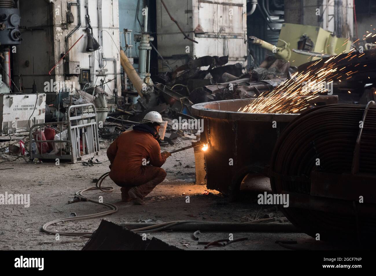 Abbrucharbeiter schneiden Eisen und Stahl mit Acetylenbrenner in der Turbinenhalle des Kraftwerks Buildwas 2019. Stillgelegte Ironbridge Großbritannien Abriss Industriegelände Stockfoto